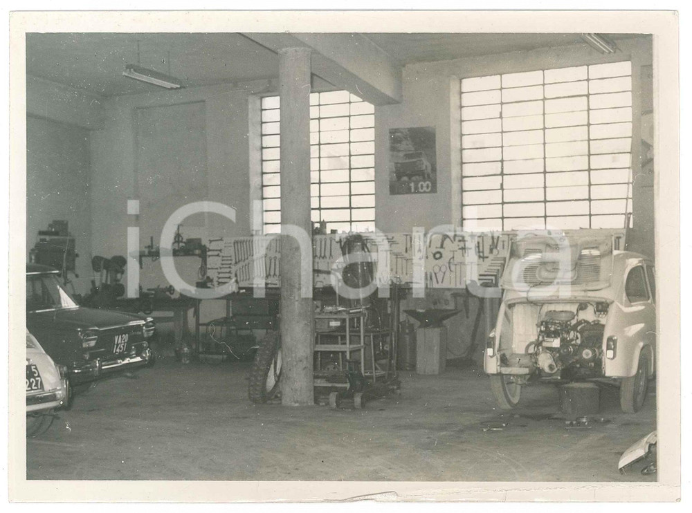 Fotografia d epoca originale 1960 ca GAMBOLO  PV Officina con FIAT 500 in riparazione Foto 18x13 cm 1