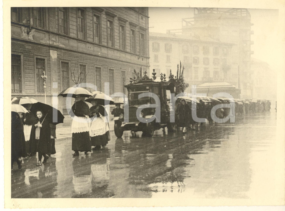 Fotografia d epoca originale 1950 ca MILANO Via Giulio Romano  Corteo funebre  Fotografia 24x18 cm 1 1