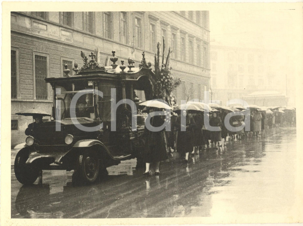 Fotografia d epoca originale 1950 ca MILANO Via Giulio Romano  Corteo funebre  Fotografia 24x18 cm 2 1