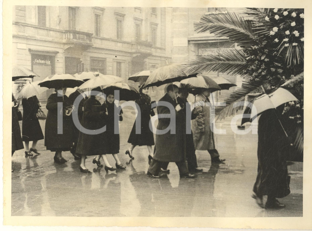 Fotografia d epoca originale 1950 ca MILANO Via Giulio Romano  Corteo funebre  Foto 24x18 cm 3 1