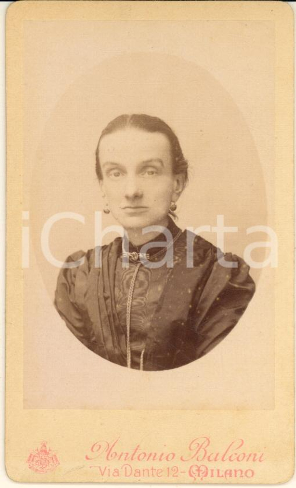 Fotografia d epoca originale 1870 ca MILANO Ritratto di donna in abito scuro  Foto Antonio BALCONI CDV 1