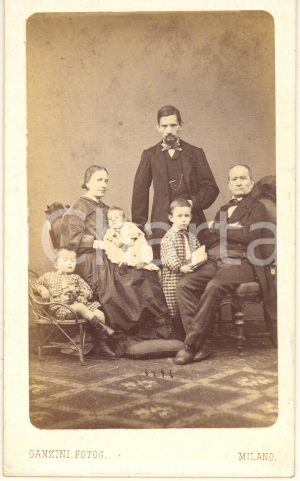 Fotografia d epoca originale 1870 ca MILANO Ritratto di famiglia con tre bambini  Foto GANZINI CDV 1