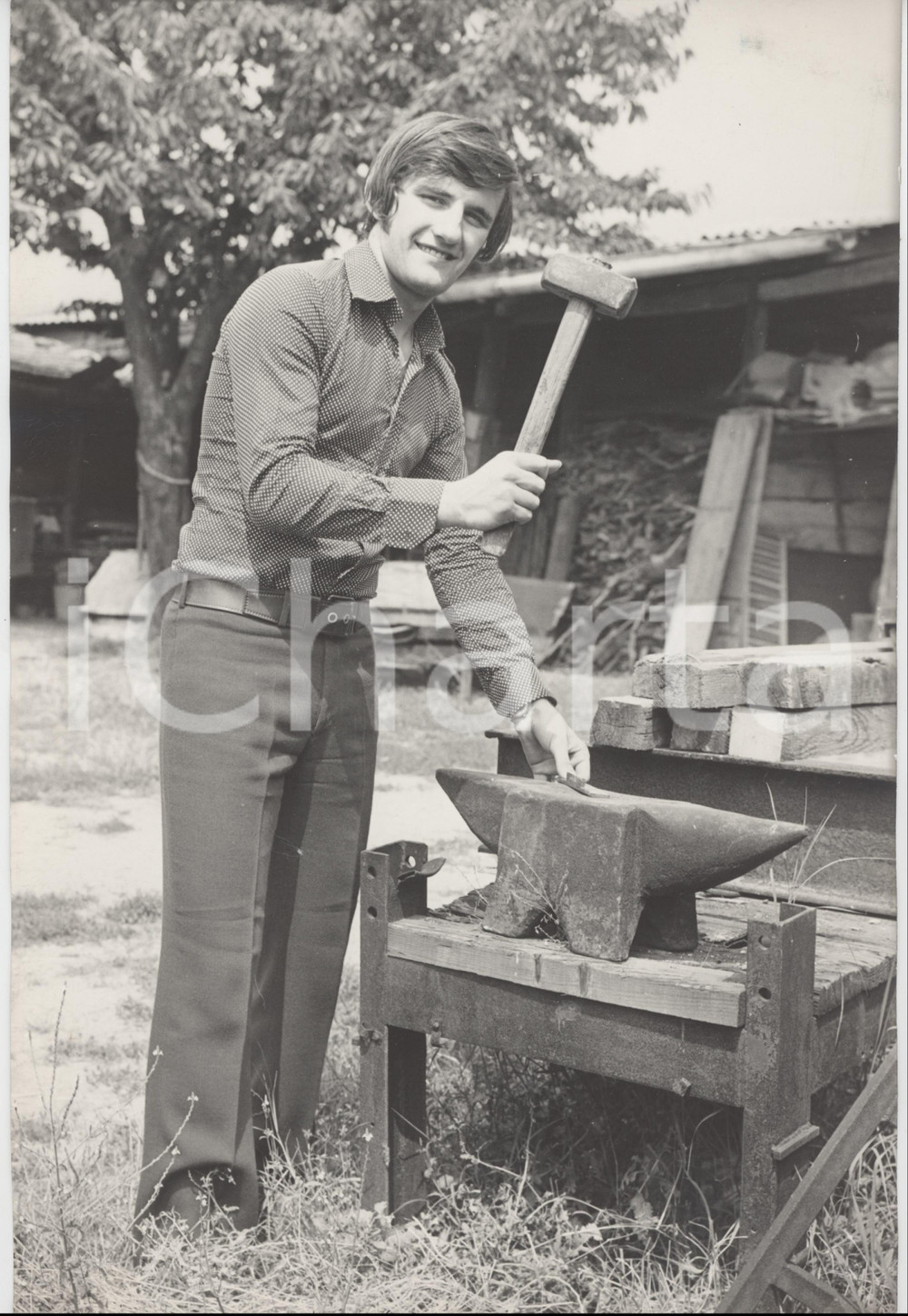 Fotografia d epoca originale 1970 ca CALCIO Sergio MAGISTRELLI con incudine e martello  Foto 1