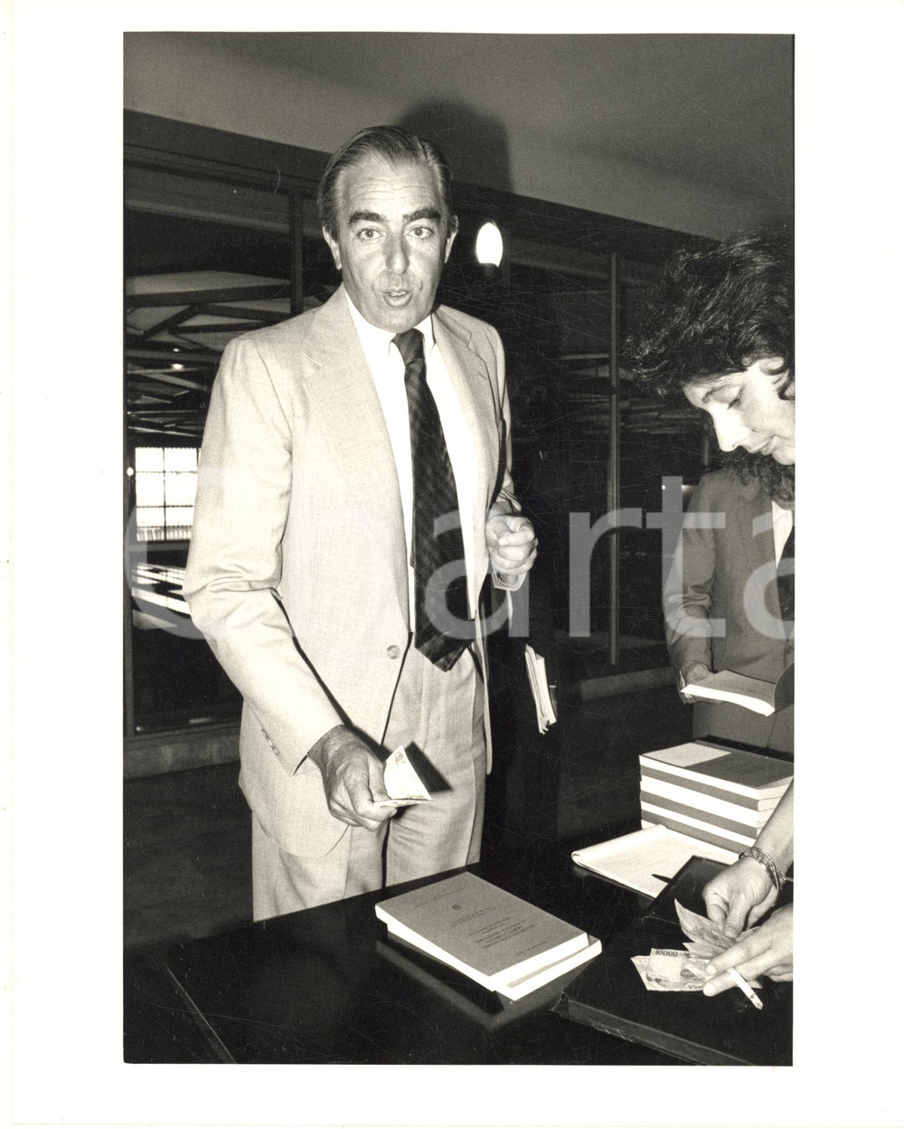 Fotografia d epoca originale 1990 ca COSTUME ITALIA Mario D URSO a una presentazione  Foto 1 1