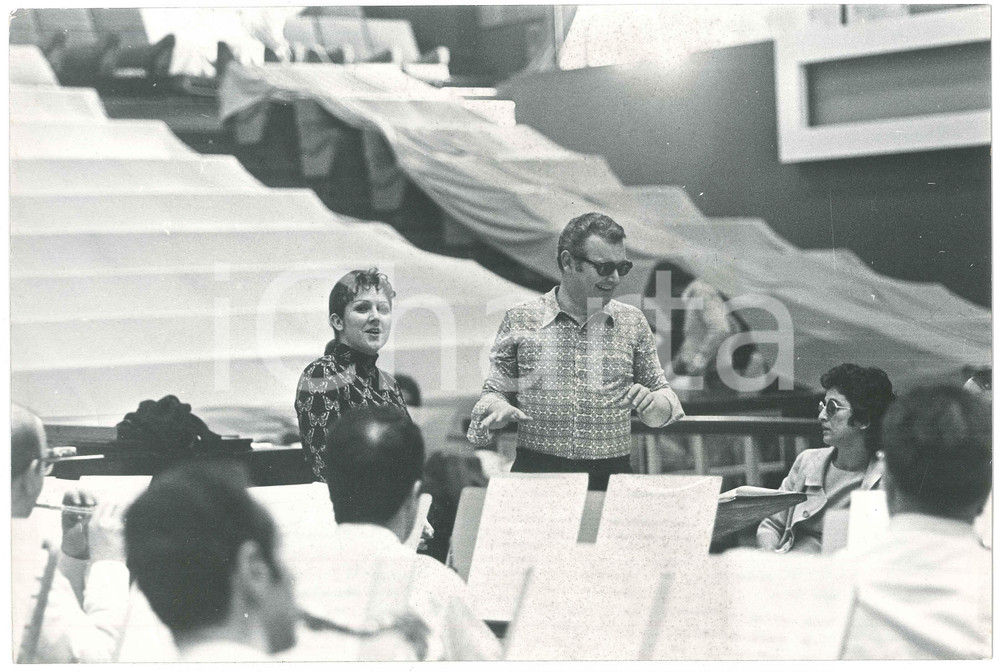 Fotografia d epoca originale 1970 ca ITALIA  MUSICA Orietta BERTI con il Maestro Pino CALVI Foto 30x20 cm 1