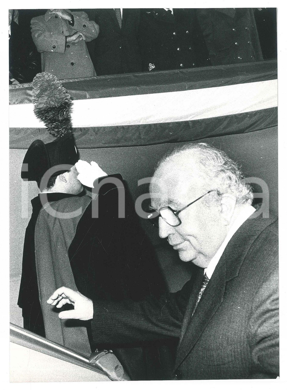 Fotografia d epoca originale 1985 ca ITALIA POLITICA  PRI Giovanni SPADOLINI con carabiniere Foto 1