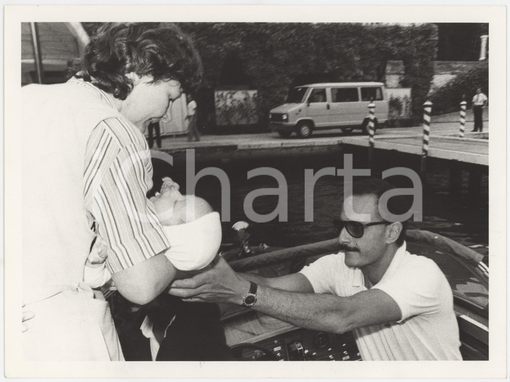 Fotografia d epoca originale 1984 VENEZIA Mostra del Cinema  Ibrahim MOUSSA con il figlio Aljosha  Foto 1 1