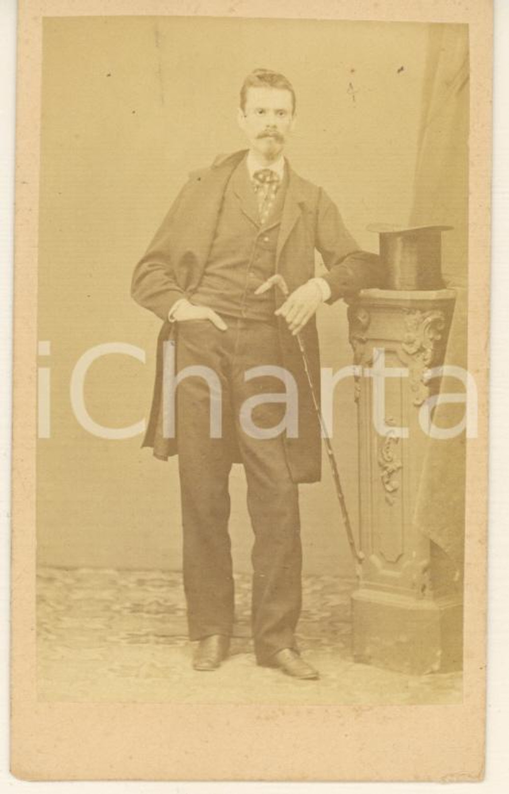 Fotografia d epoca originale 1870 ca MILANO Uomo con bastone e cilindro  Ritratto  Foto CLERICI CDV 1
