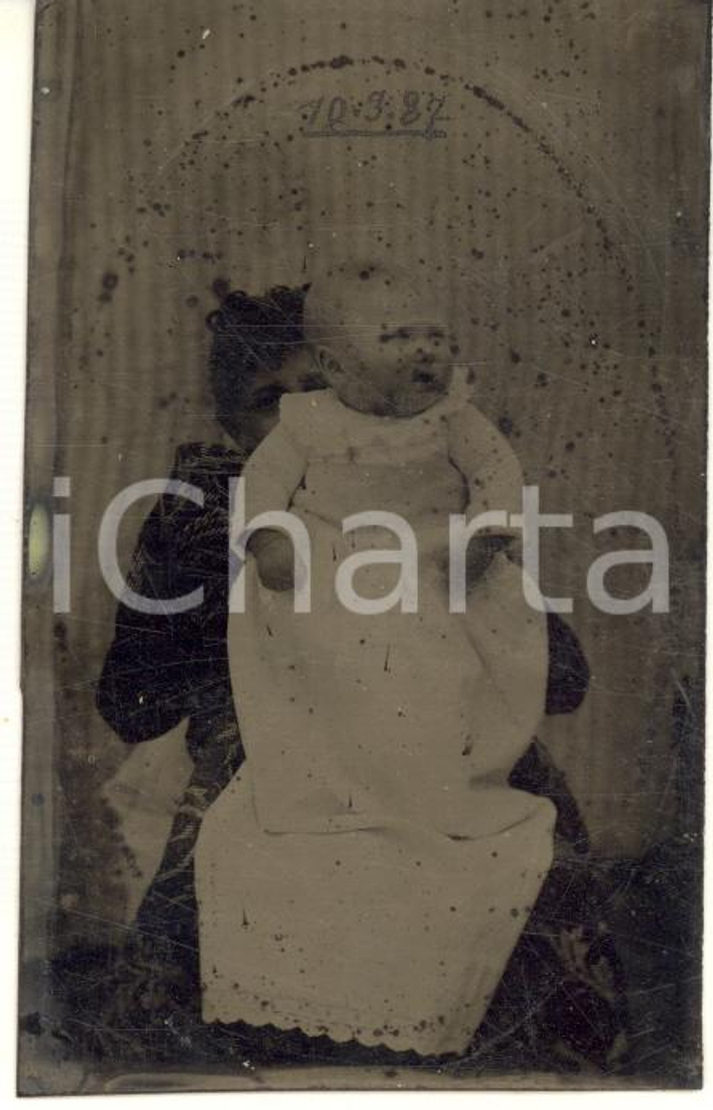 Fotografia d epoca originale 1887 ITALIA  Neonato in braccio alla madre  Ritratto  Foto FERROTIPIA 6x9 cm 1