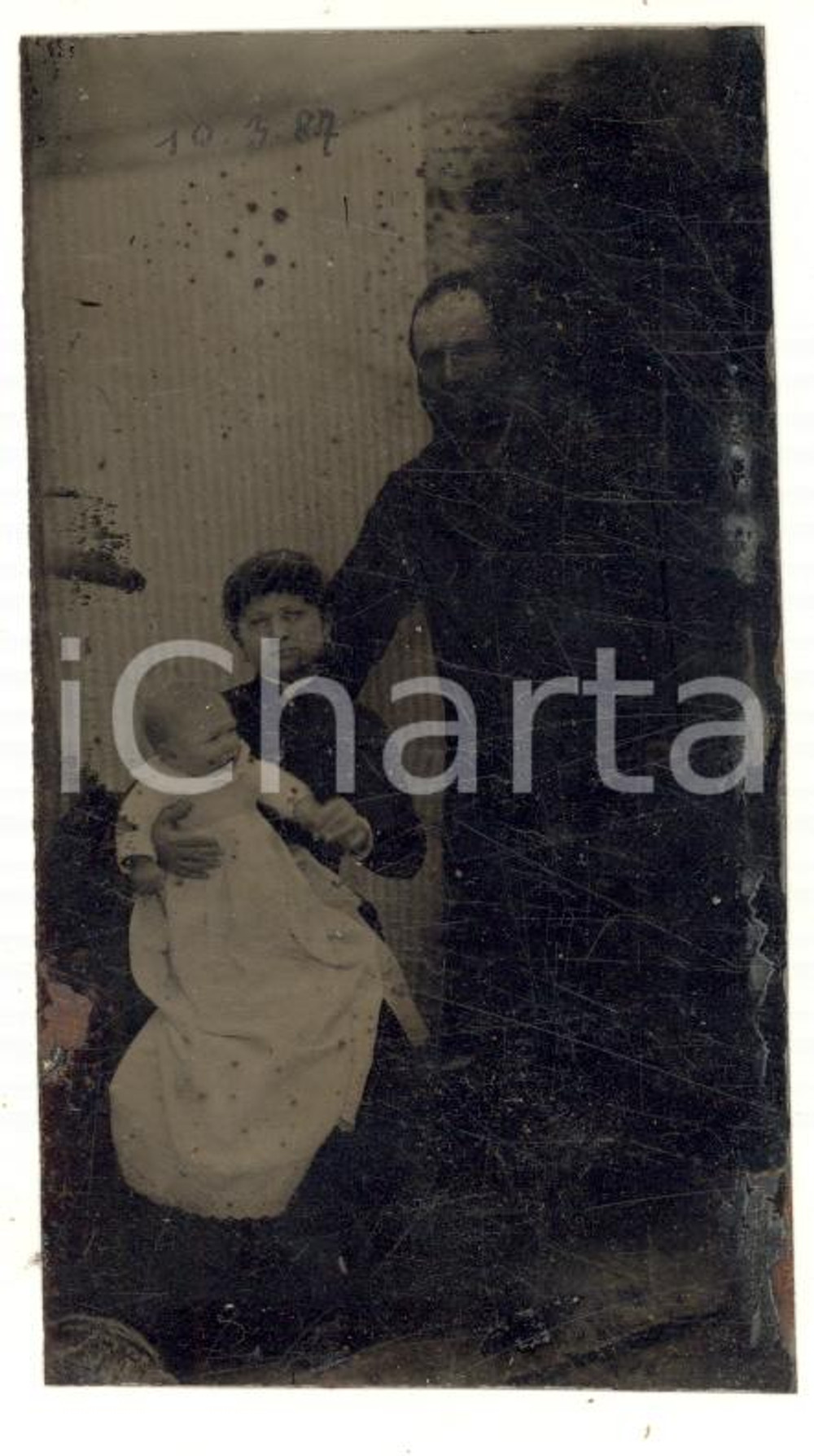 Fotografia d epoca originale 1887 ITALIA  Genitori con neonato  Ritratto  Foto FERROTIPIA 6x9 cm 1