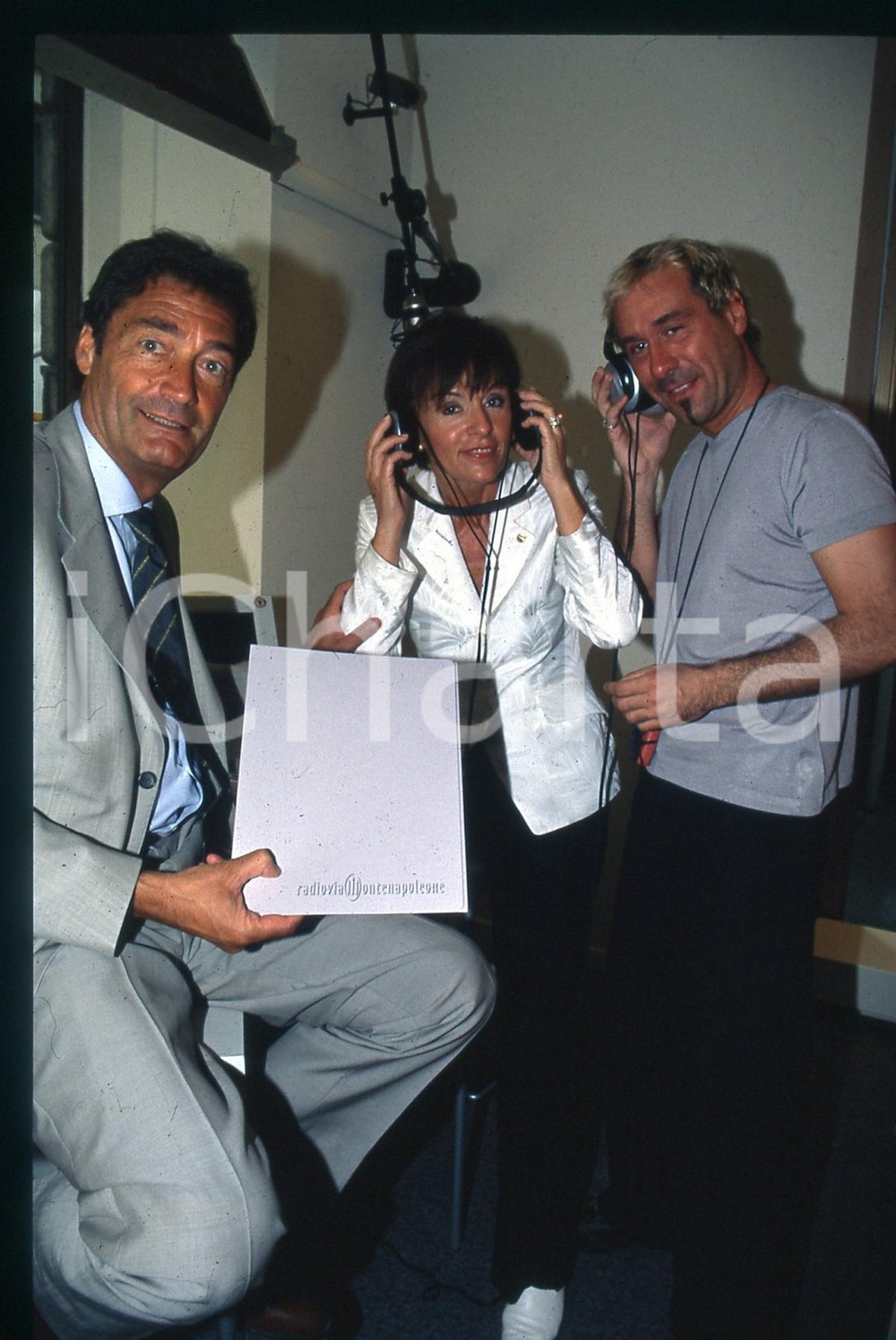 Fotografia d epoca originale 1990 ca MILANO Claudia BUCCELLATI a RADIO VIA MONTENAPOLEONE 35mm VINTAGE SLIDE 1