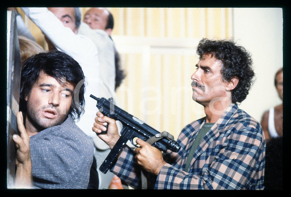 Fotografia d epoca originale 1981 TESTE DI QUOIO Christian DE SICA in una scena del film 35mm VINTAGE SLIDE 1