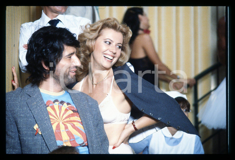 Fotografia d epoca originale 1981 TESTE DI QUOIO sul set Daniela POGGI Christian DE SICA 35mm VINTAGE SLIDE 1