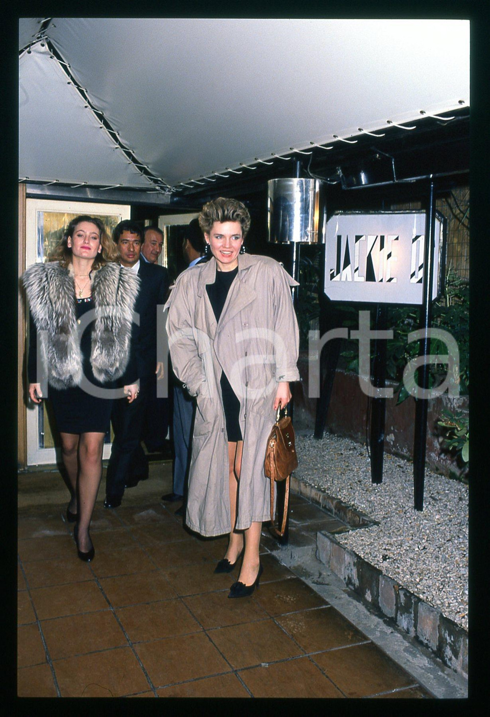 Fotografia d epoca originale 1985 ca ROMA ingresso del JACKIE O  35mm VINTAGE SLIDE 1