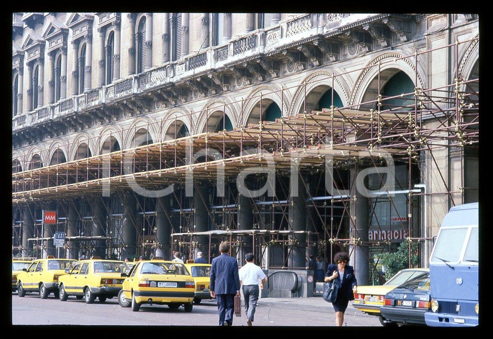 Fotografia d epoca originale 1990 ca MILANO  Taxi al posteggio di Piazza DUOMO 35mm VINTAGE SLIDE 1