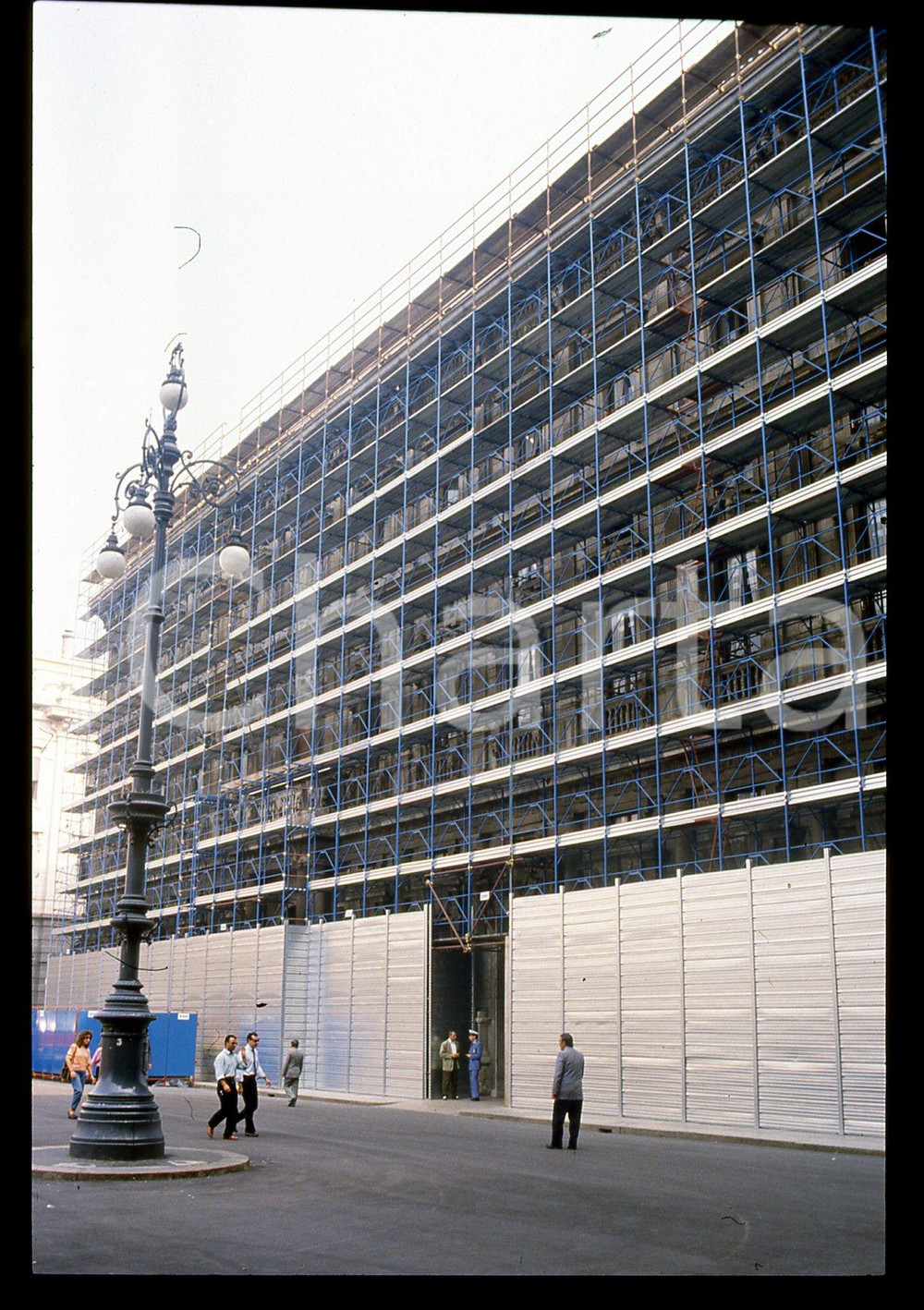 Fotografia d epoca originale 1990 ca MILANO Ponteggio PALAZZO MARINO Piazza della SCALA 35mm VINTAGE SLIDE 2 1