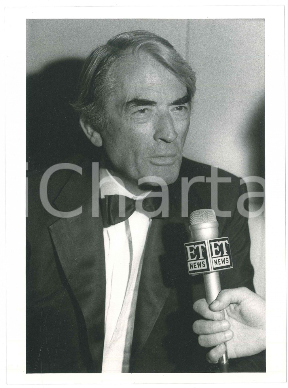 Fotografia d epoca originale 1985 ca CINEMA Gregory PECK intervistato da ET NEWS Foto 18x24 cm 1