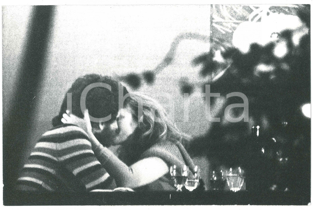 Fotografia d epoca originale 1970 ca MILANO ? Ursula ANDRESS paparazzata con un nuovo compagno a cena 5 1