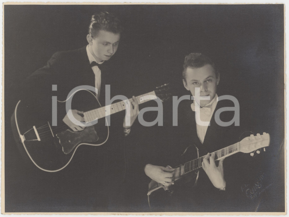Fotografia d epoca originale 1950 ca SARONNO VA Coppia di chitarristi  FICICCHIA 1 Foto 24x18 cm 1