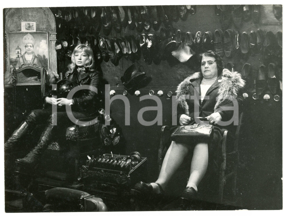 Fotografia d epoca originale 1975  QUI COMINCIA L AVVENTURA Monica VITTI in una scena del film  Foto 24x18cm 1