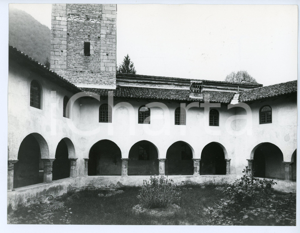 Fotografia d epoca originale 1965 ca VALGANNA VA Chiostro della Badia di San Gemolo a Ganna  Foto 24x18 cm 1