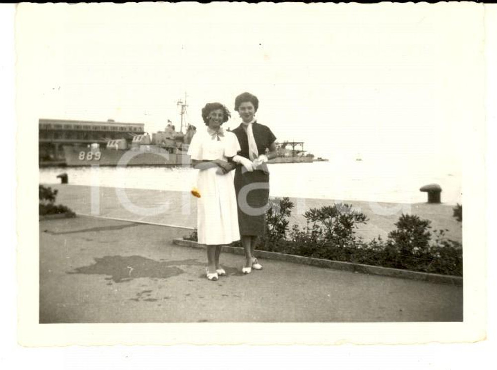 Fotografia d epoca originale 1950 TRIESTE Ritratto di due donne sul molo Foto VINTAGE 9x6 cm 1