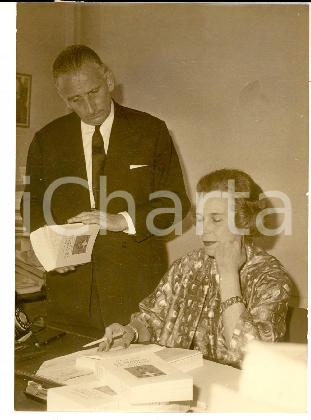 Fotografia d epoca originale 1962 PARIS Maria José di SAVOIA firma copie del suo libro Maison De Savoie 1
