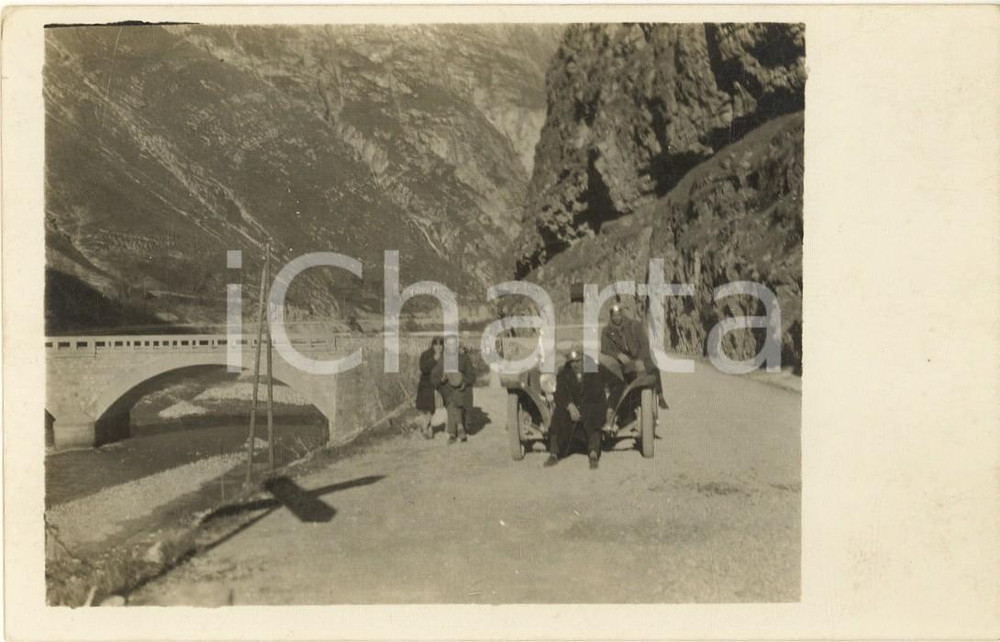 Fotografia d epoca originale 1930 ca Strada AGORDINA BL Ponte della Muda  Automobilisti Foto cartolina 1
