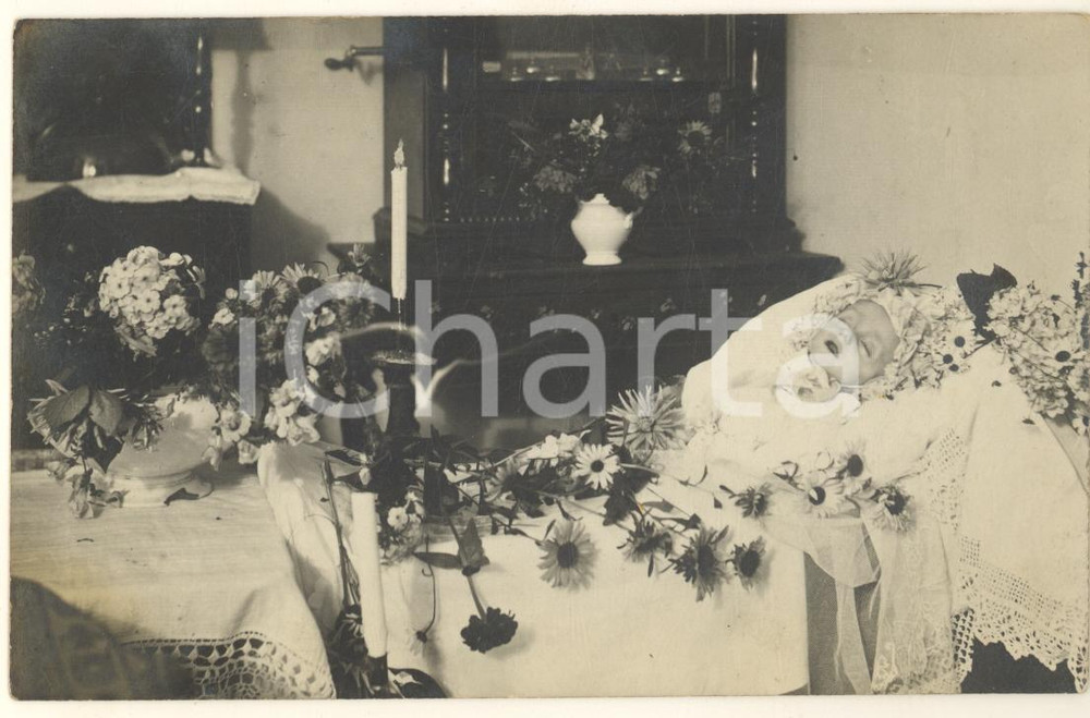 Fotografia d epoca originale 1930 ca ITALIA Bambino sul letto con fiori Foto cartolina POST MORTEM 1