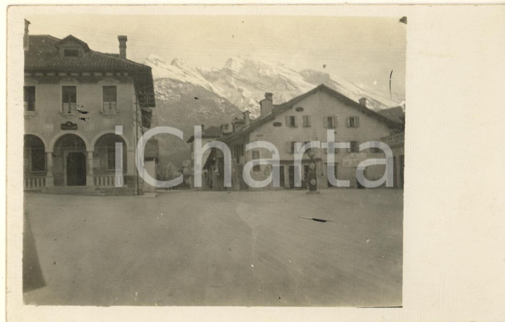 Fotografia d epoca originale 1915 ca AGORDO BL Piazza della Libertà con palazzo ad archi Foto cartolina 1