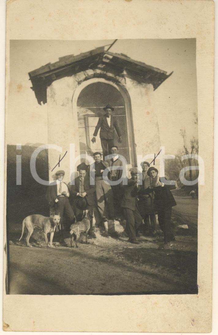 Fotografia d epoca originale 1925 ca ITALIA ALPI Escursionisti con cani presso una cappella Foto cartolina 1