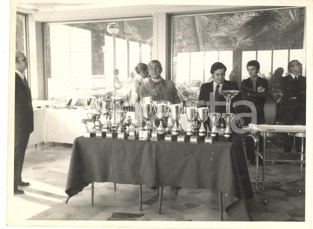 Fotografia d epoca originale 1972 RALLY Tavolo con le coppe per la premiazione Foto JOLLY CLUB 1