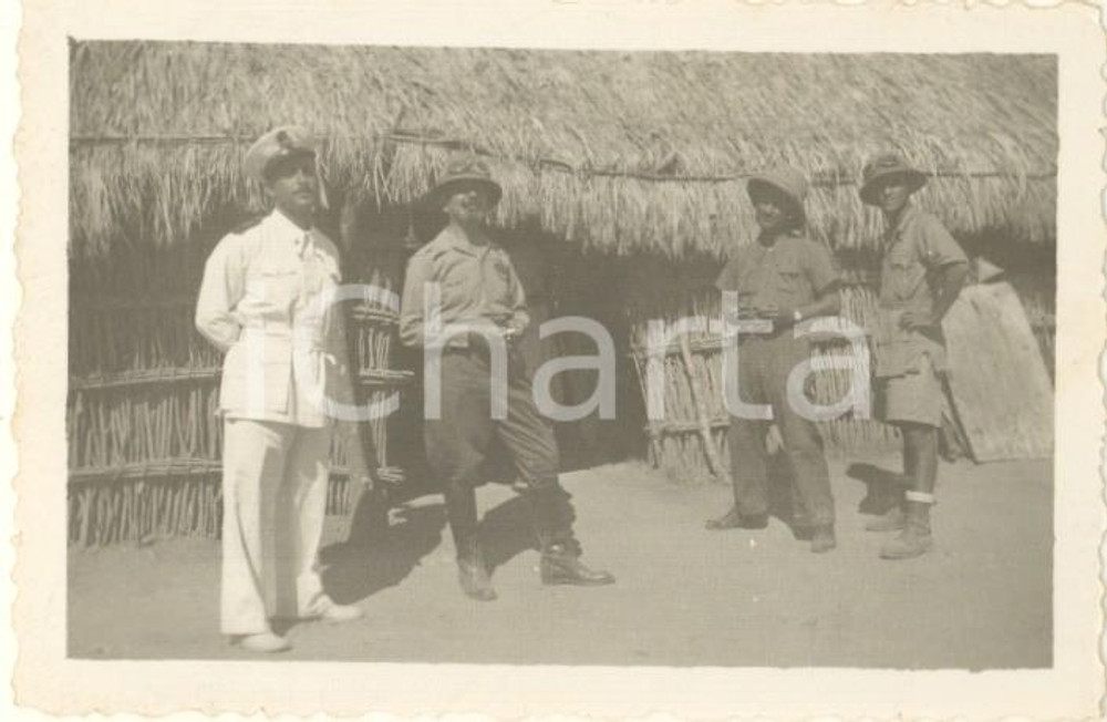Fotografia d epoca originale 1936 AOI BELET UEN SOMALIA Ufficiali italiani presso una capanna Foto 9x6 cm 1