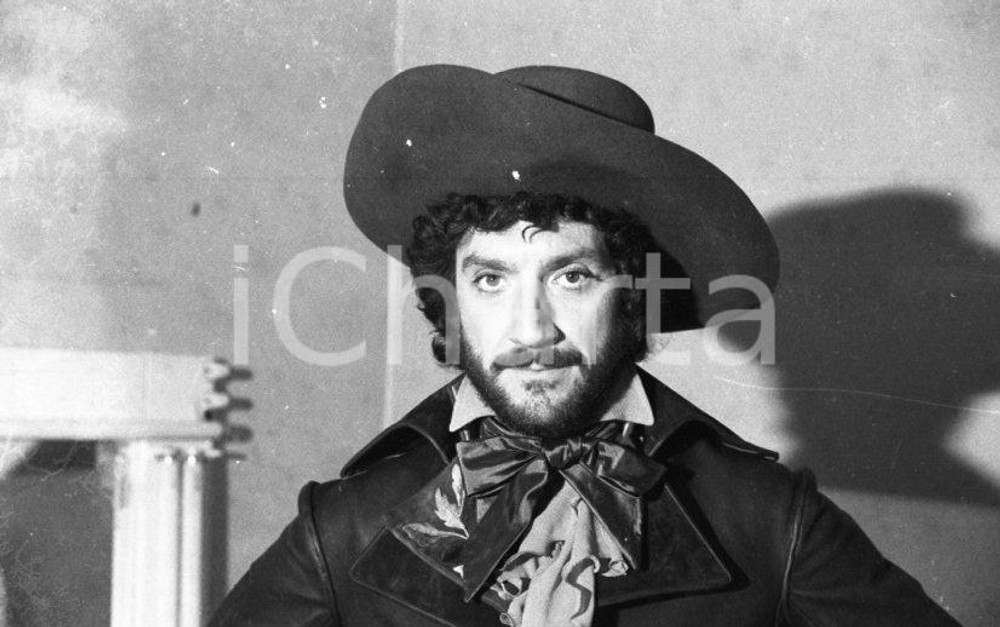 Fotografia d epoca originale 1973 Tosca di Luigi MAGNI con Gigi PROIETTI scatto sul set NEGATIVO ORIGINALE 1