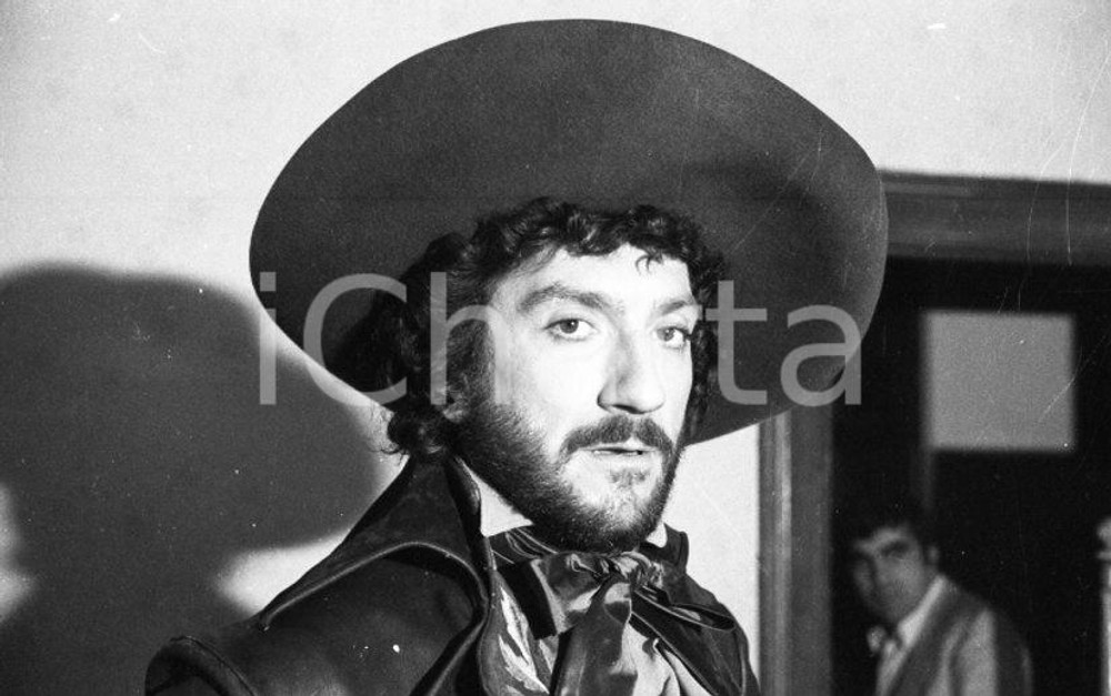 Fotografia d epoca originale 1973 Tosca di Luigi MAGNI con Gigi PROIETTI scatto sul set 2 NEGATIVO ORIGINALE 1