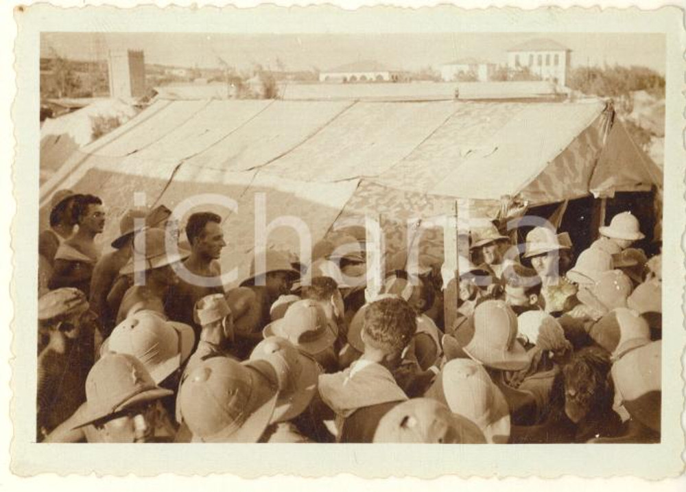 Fotografia d epoca originale 1936 AOI MOGADISCIO Giochi al campo italiano  Padella e moneta Foto 9x6 cm 1