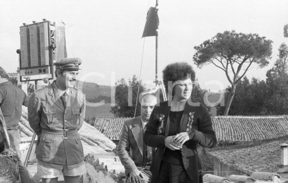 Fotografia d epoca originale 1976 Nino MANFREDI Isa DANIELI Lino BANFI scatto sul set NEGATIVO ORIGINALE 1