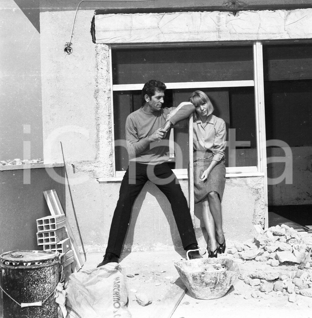 Fotografia d epoca originale 1965ca  Paolo GOZLINO Elena SEDLAK opere in casa 2 NEGATIVO ORIGINALE 1
