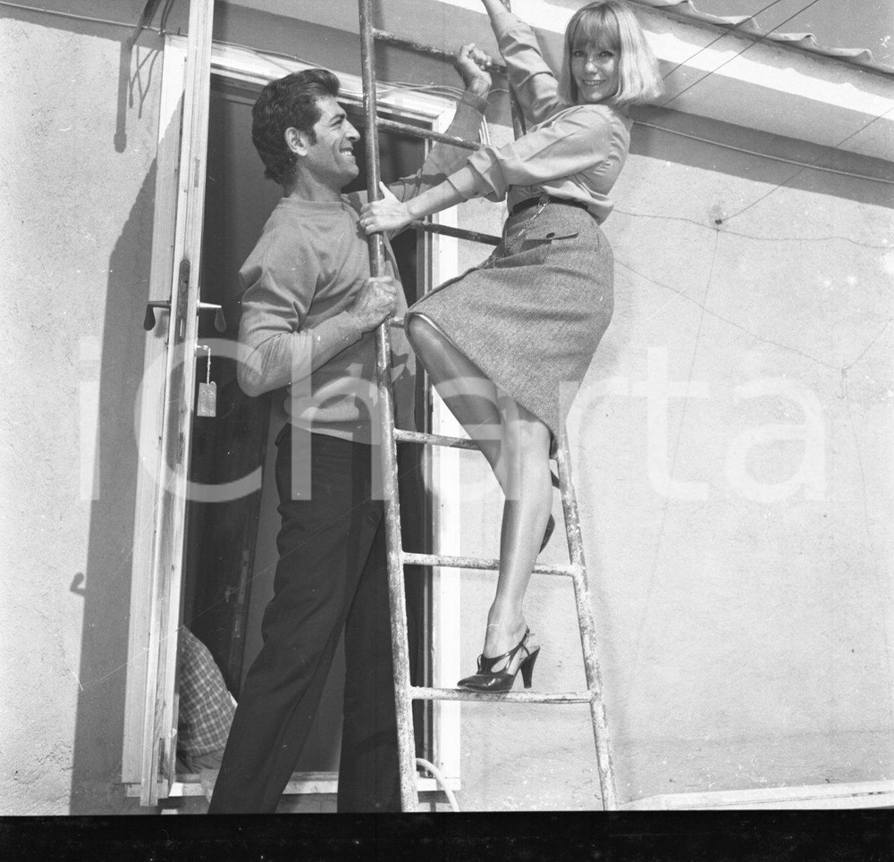 Fotografia d epoca originale 1965ca  Paolo GOZLINO Elena SEDLAK ritratto casalingo NEGATIVO ORIGINALE 1