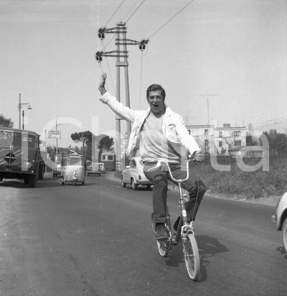 Fotografia d epoca originale 1965ca Paolo GOZLINO in bicicletta NEGATIVO ORIGINALE 1