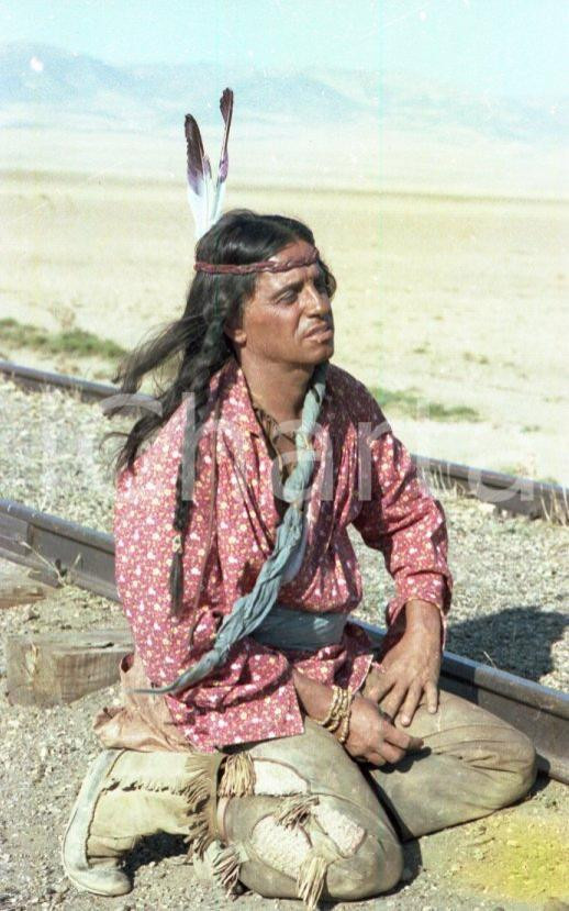 Fotografia d epoca originale 1981 Hamidou Benmassoud  Occhio alla penna scatto sul set NEGATIVO ORIGINALE 1
