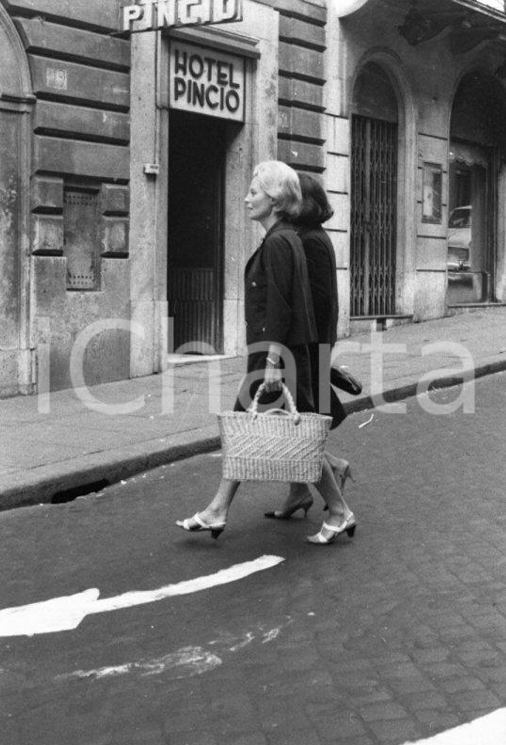 Fotografia d epoca originale 1960ca ROMA Michèle MORGAN di fronte all Hotel Pincio NEGATIVO ORIGINALE 1