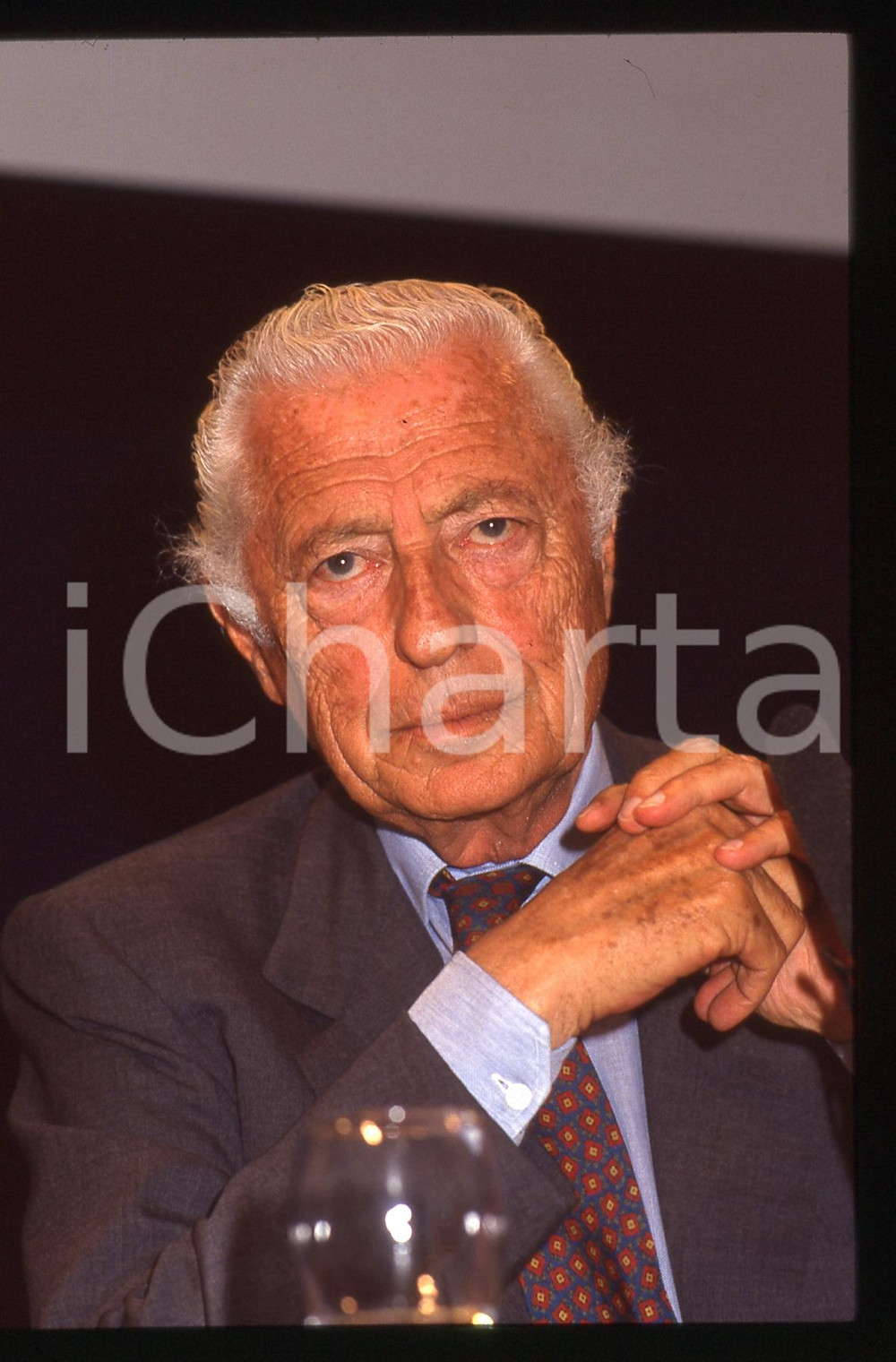 Fotografia d epoca originale 35mm vintage slide 1995 ca Ritratto Gianni AGNELLI durante congresso 10 1