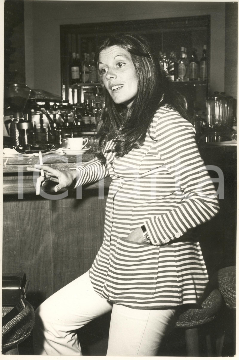 Fotografia d epoca originale 1970 ca COSTUME ITALIA Ritratto di Caterina CASELLI al bar 2  Foto 20x30 cm 1