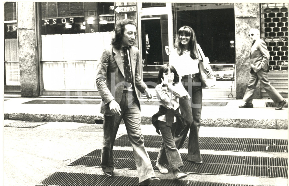 Fotografia d epoca originale 1970 ca MILANO Alfredo CERRUTI a passeggio con Caterina CASELLI 3 Foto 30x20 1