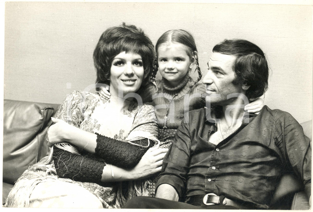 Fotografia d epoca originale 1975 ca COSTUME Iva ZANICCHI e Tonino ANSOLDI in famiglia  Foto 30x20 cm 2 1