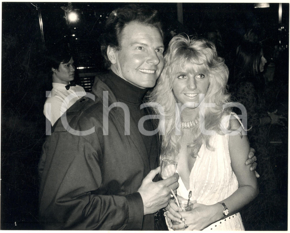 Fotografia d epoca originale 1985 ca USA COSTUME  Jess CONRAD con Fiona WRIGHT Foto 25x20 cm 2 1