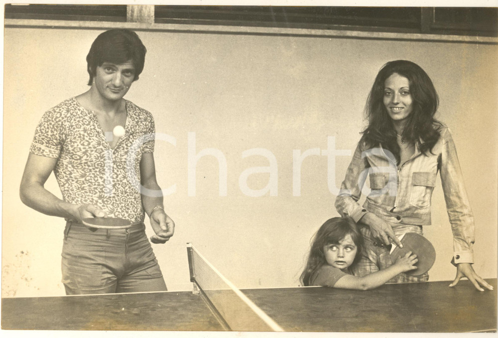 Fotografia d epoca originale 1970 ca COSTUME Calciatore Alessandro VITALI  Ping pong con la famiglia  Foto 1