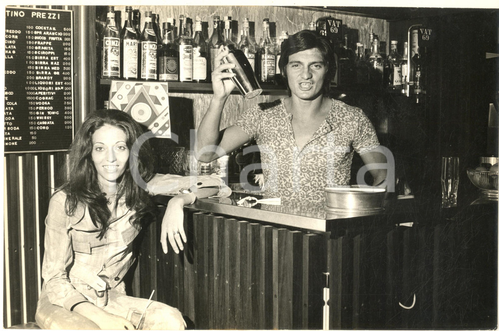 Fotografia d epoca originale 1970 ca COSTUME Calciatore Alessandro VITALI in versione barista con la moglie 1