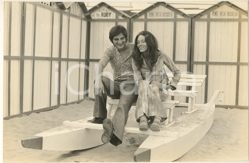 Fotografia d epoca originale 1970 ca COSTUME Calciatore Alessandro VITALI in spiaggia con la moglie Foto 1